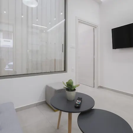 Peris 4 With Yard Steps To Old Town - Ac, Wifi Apartment *