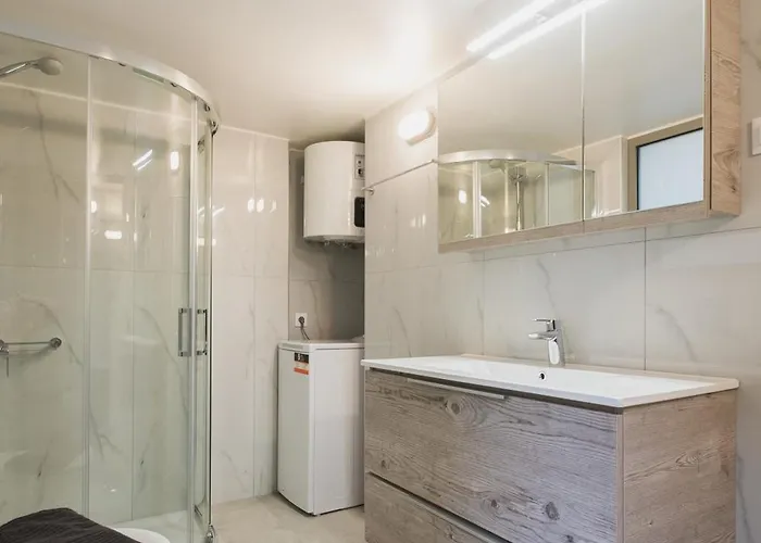 Peris 4 With Yard Steps To Old Town - Ac, Wifi Apartament