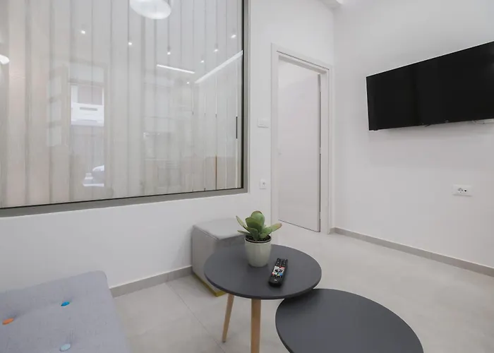 Peris 4 With Yard Steps To Old Town - Ac, Wifi Apartment *